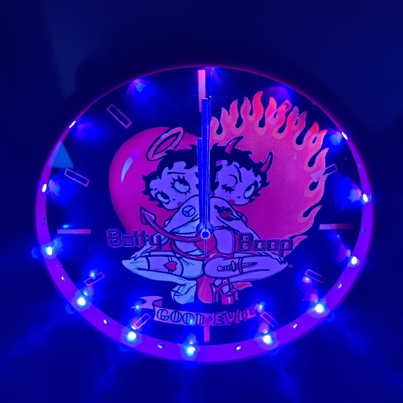 COPY - Betty Boop Good n Evil angel wall clock with led lights - Picture 7 of 14